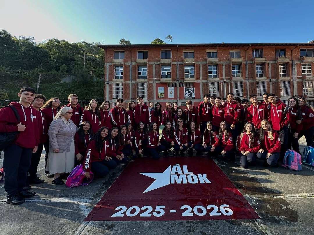 «Bienvenida a 5to año en su Último primer día de clases»